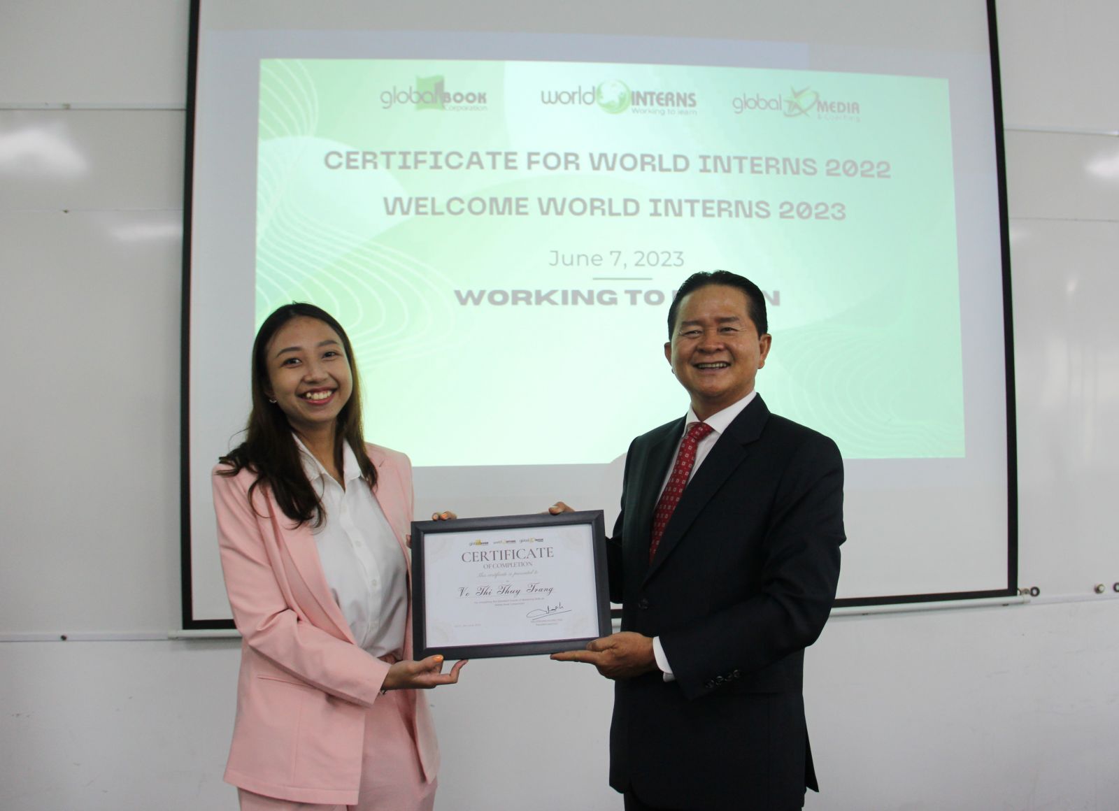 Chị Jane Trang Võ được trao chứng nhận hoàn thành Standard Course of Mentoring Skills