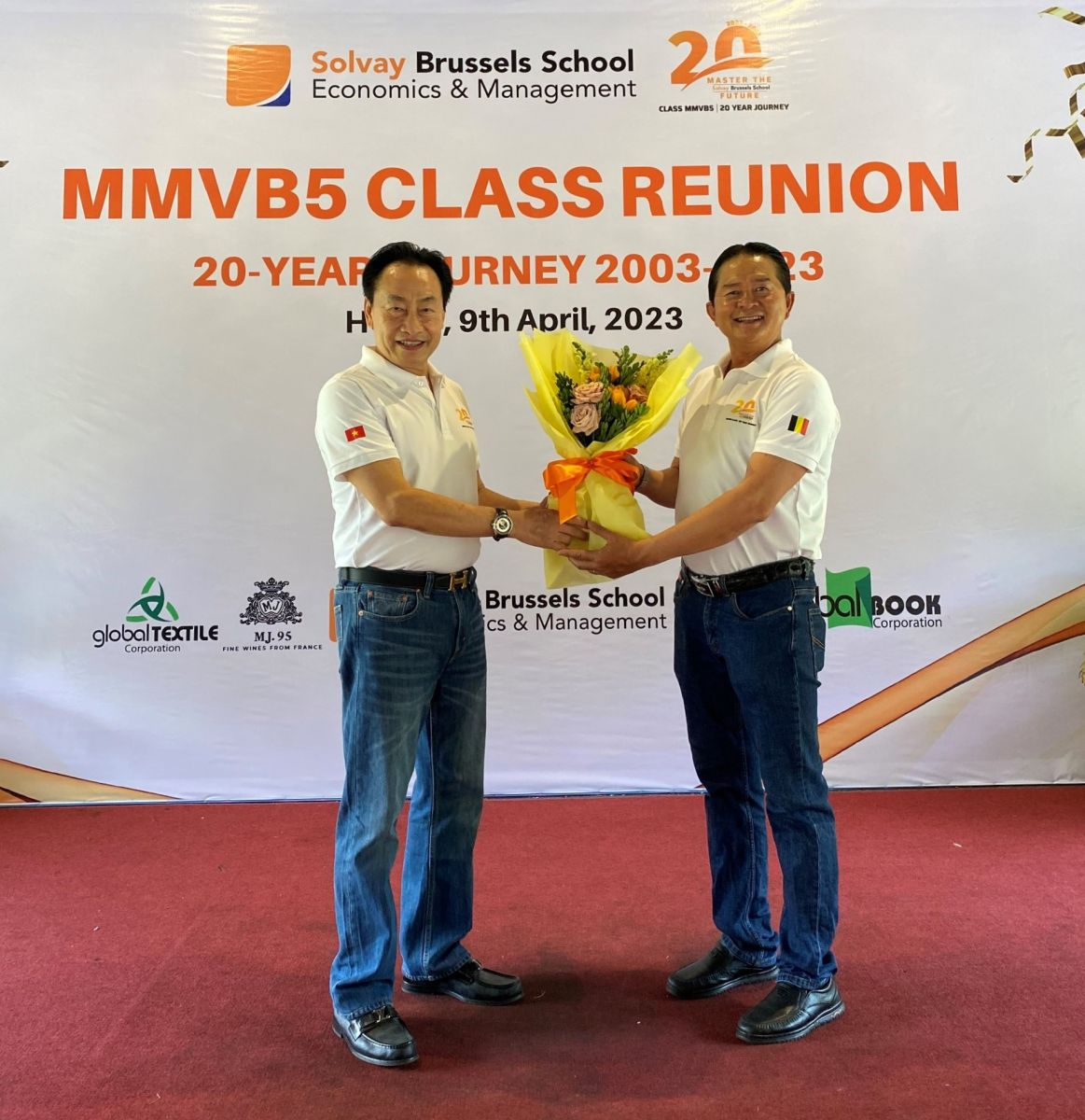 Đại diện BTC tặng hoa chúc mừng lớp trưởng MMVB5 Anh Lã Quốc Khánh