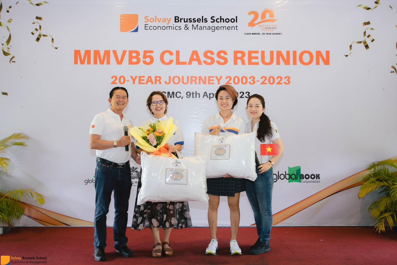 BTC trao quà cho đại diện nhà tài trợ đến từ trường Solvay (Ms. Bình và Ms. Tâm)